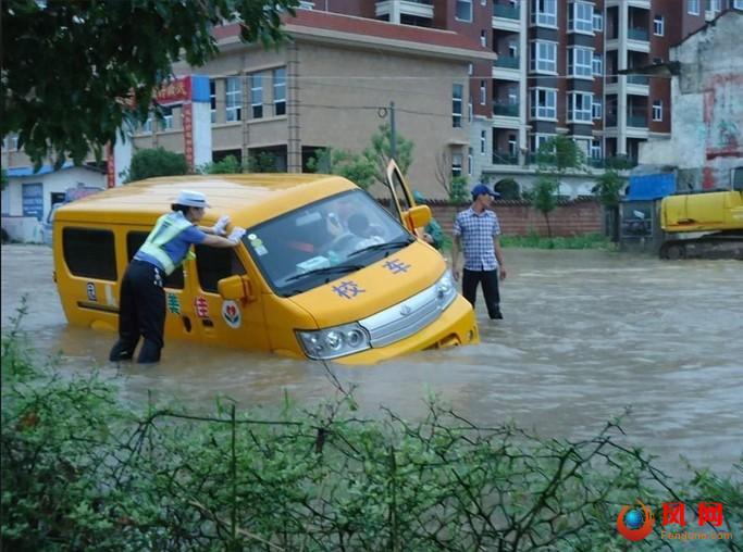 女交警双手撑起校车 临湘女交警