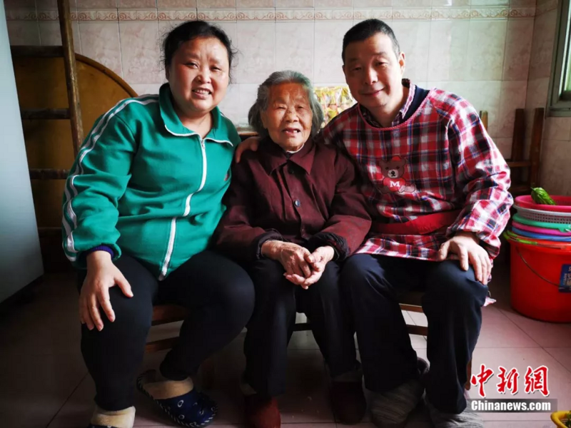 桃姐 百岁保姆照顾母女两代人