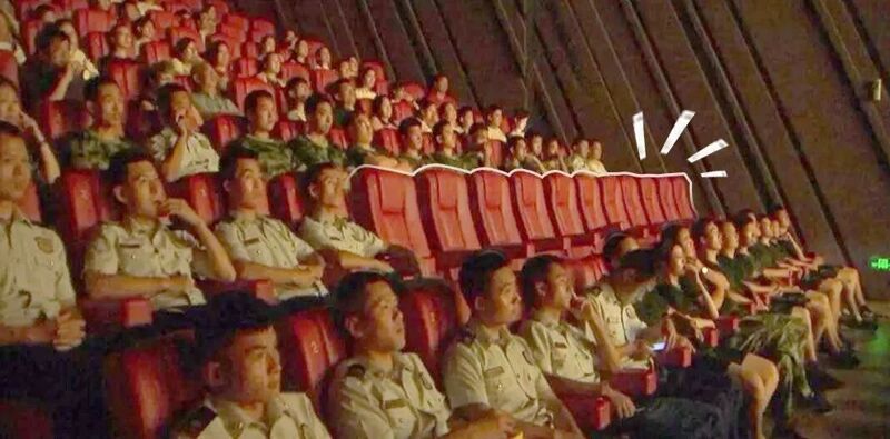 电影刚要开场，哗啦啦走了一排人！知道真相后，网友泪目了&hellip;
