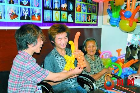气球奶奶 郑州红人气球奶奶 最美中国人
