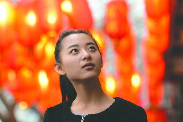 川妹子刘芷微成北影最美考生 与母亲合照似姐妹（图）