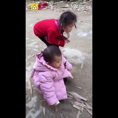 单架床怎么画小凤侃世界丨暖爸臭水沟里“拯救”废弃单车 俩闺女一旁加油助威_https://www.jmylbn.com_新闻资讯_第2张