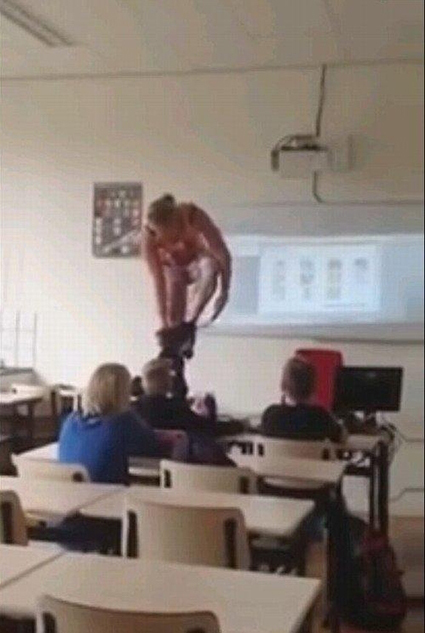 荷兰女教师脱衣讲人体构造