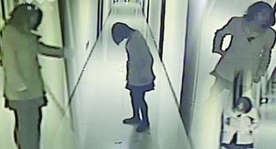 女子喝同事一瓶水后失忆 蓝可儿