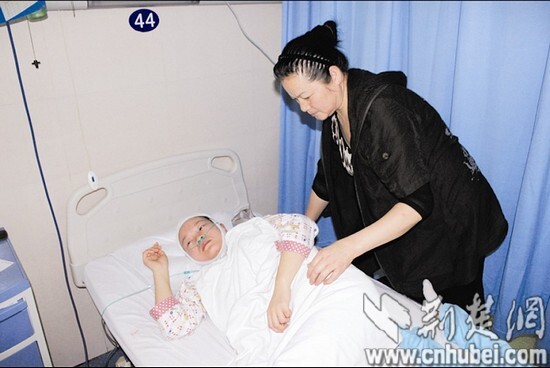 女教师遇劫匪拼护住高考准考证