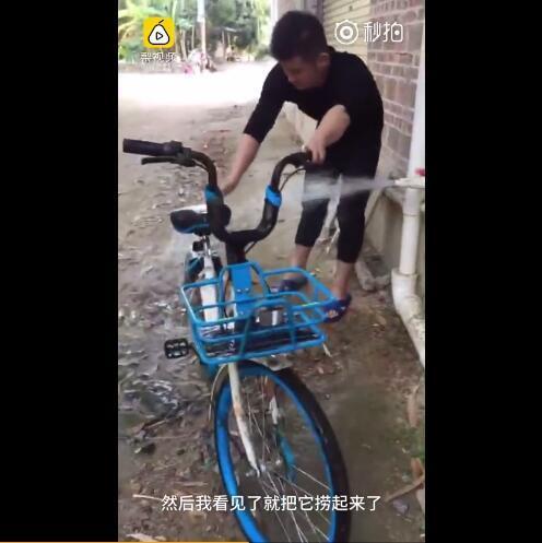 单架床怎么画小凤侃世界丨暖爸臭水沟里“拯救”废弃单车 俩闺女一旁加油助威_https://www.jmylbn.com_新闻资讯_第3张