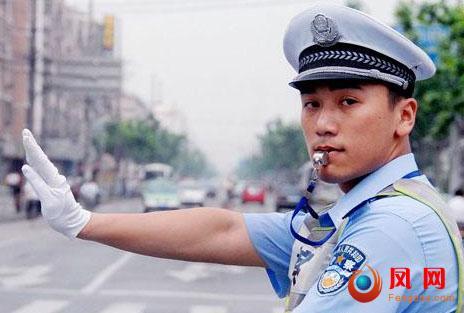 最帅交警引高考生合影 各地最帅交警:杭州最帅交警徐浩