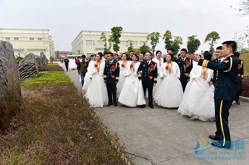 火箭军某部为官兵举办集体婚礼 俊男美女超登对