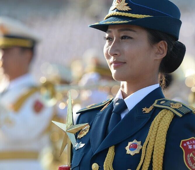 解放军三军仪仗队女兵亮相红场