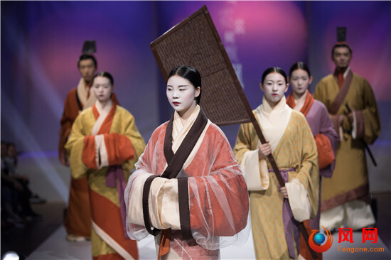 中国装束复原团队复原“巅峰之作”素纱襌衣 重现湖南服饰史中的“流行款”