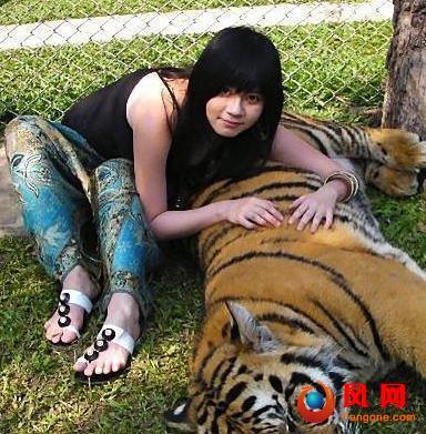 女主持遭狒狒袭胸15分钟节目现场被抓住不放