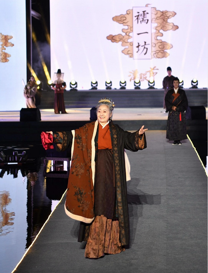 回忆起2020年8月第一次将汉服穿出街的情景,刘维秀现在都觉得仿佛做梦