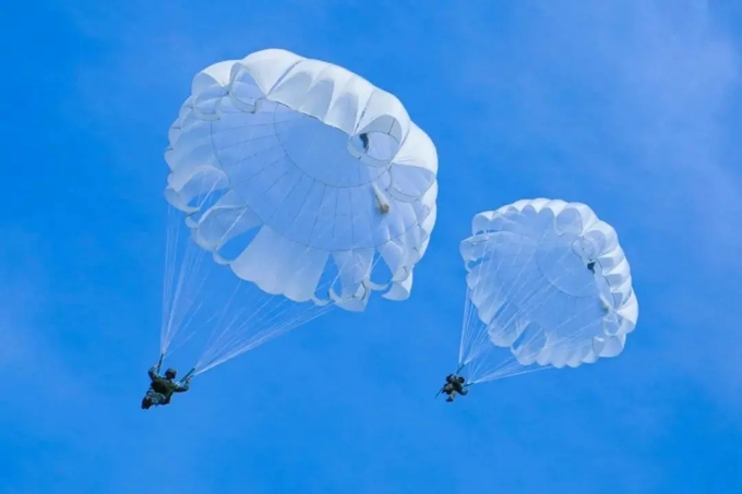 高空跳伞是什么感觉?看这群英姿飒爽的特战女兵!